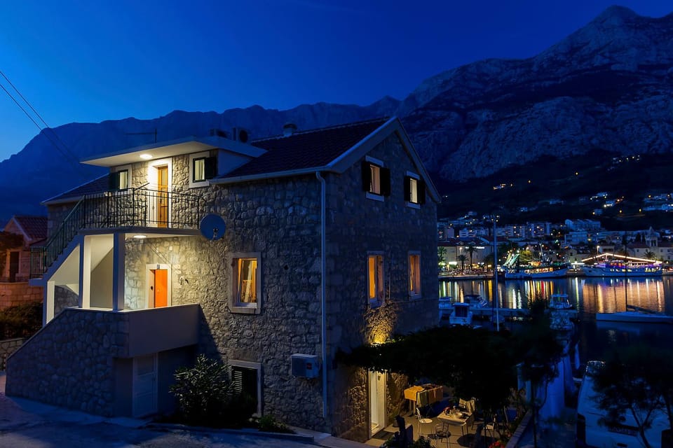 Facade/entrance, City view, Landmark view, Mountain view, Sea view, Street view
