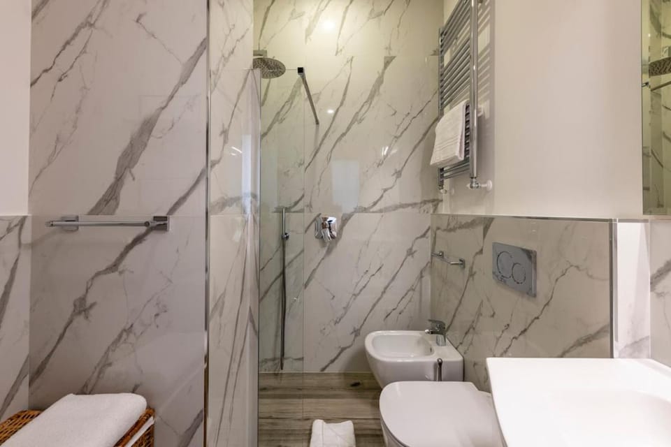 Shower, Toilet, Bathroom, towels