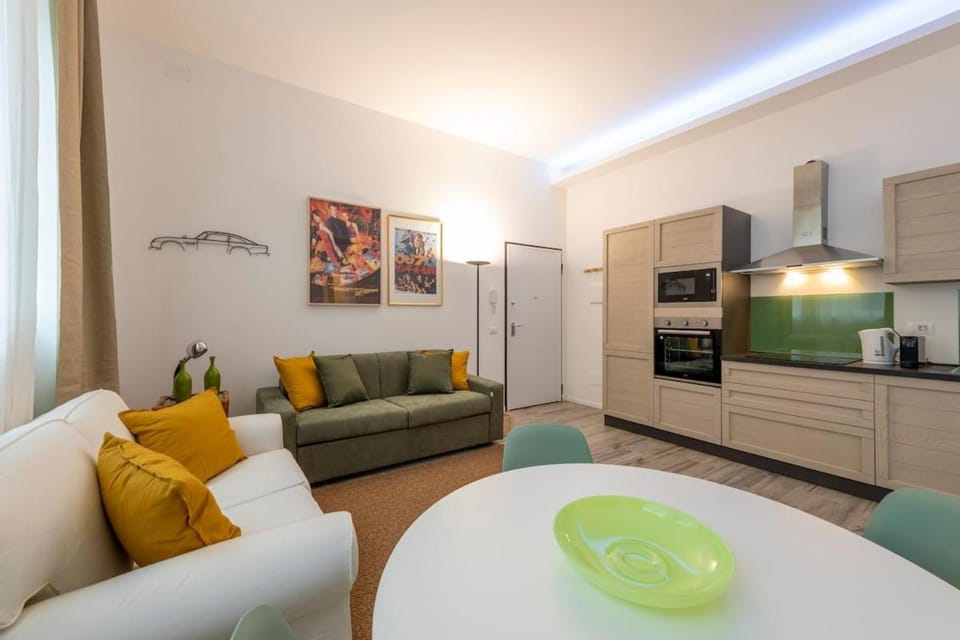 TV and multimedia, Kitchen or kitchenette, Living room, Seating area, Dining area, stove