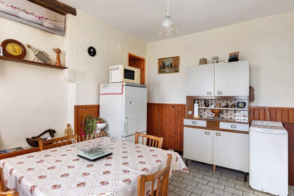 Property building, Kitchen or kitchenette, Living room