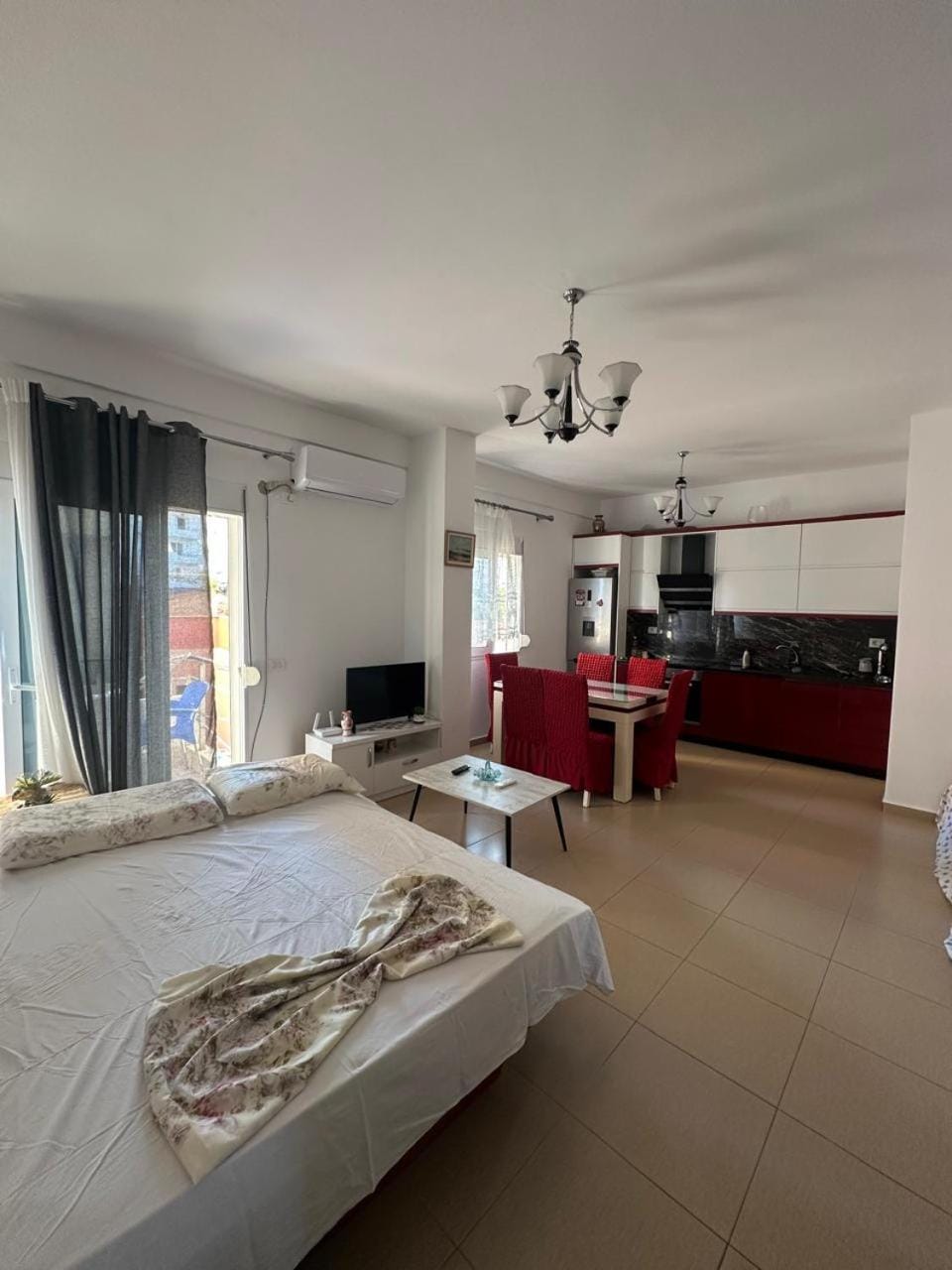 Bed, TV and multimedia, Kitchen or kitchenette, Living room, Photo of the whole room, Seating area, Dining area, Bedroom