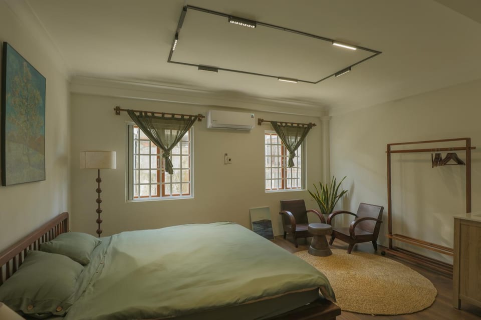 Bed, Photo of the whole room, Seating area, Bedroom