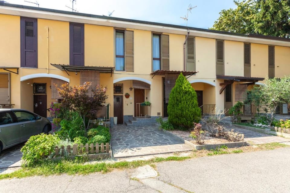 Property building, Neighbourhood, Garden, Street view, Parking