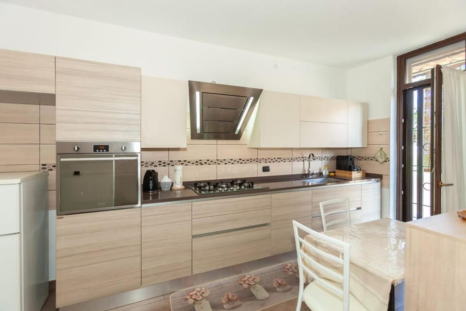 Kitchen or kitchenette, Dining area, oven, stove