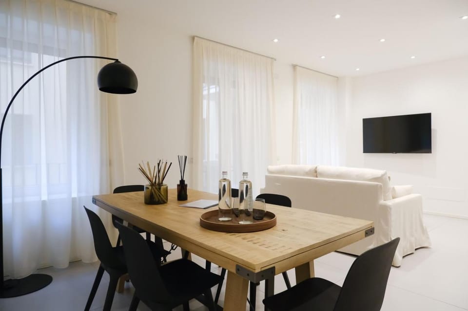 TV and multimedia, Living room, Seating area, Dining area
