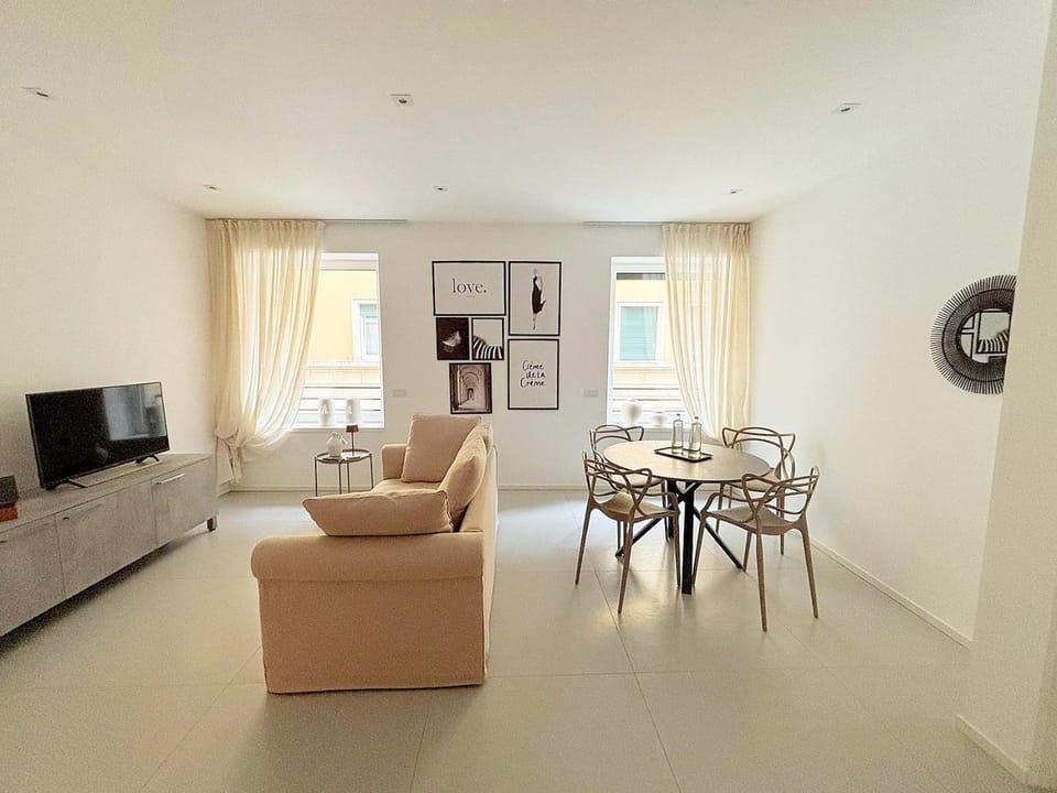 Communal lounge/ TV room, Living room, Seating area, Dining area