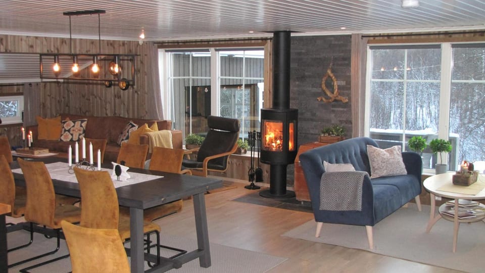 Restaurant/places to eat, Living room, Photo of the whole room, Seating area, oven