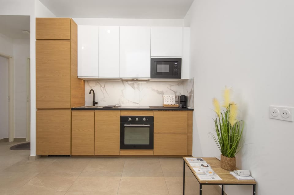 Coffee/tea facilities, Kitchen or kitchenette, dishwasher, oven, stove, toaster