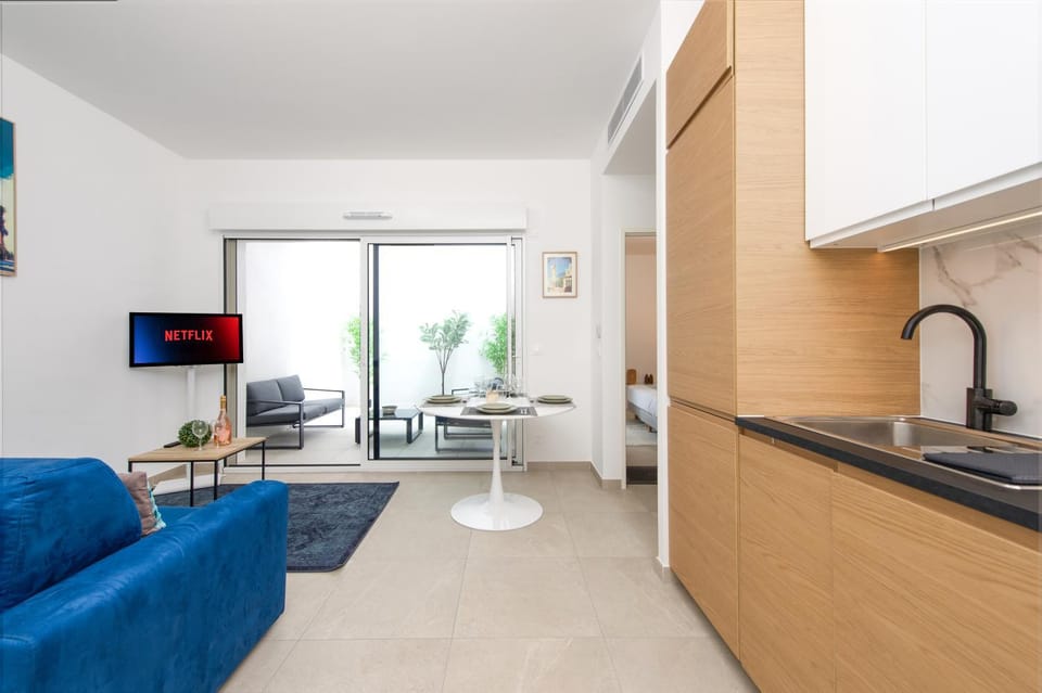 TV and multimedia, Kitchen or kitchenette, Living room, Seating area, Dining area, oven, stove