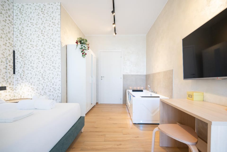 Bed, TV and multimedia, Photo of the whole room, Bedroom, wardrobe