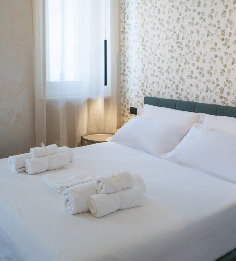 Bed, Bedroom, towels