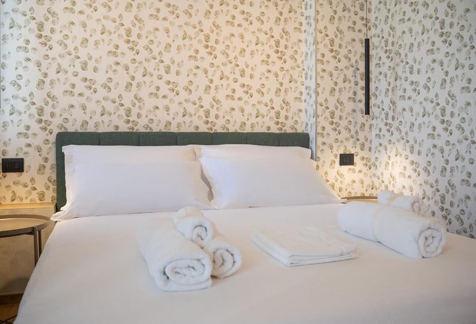 Bed, Bedroom, towels