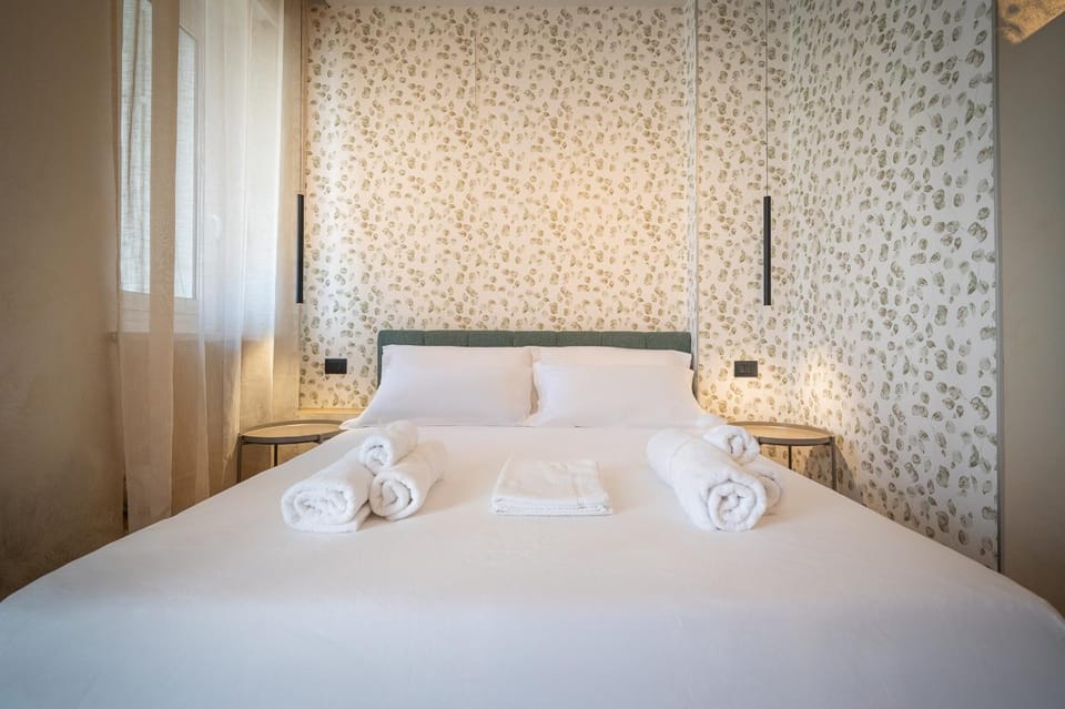 Bed, Bedroom, towels