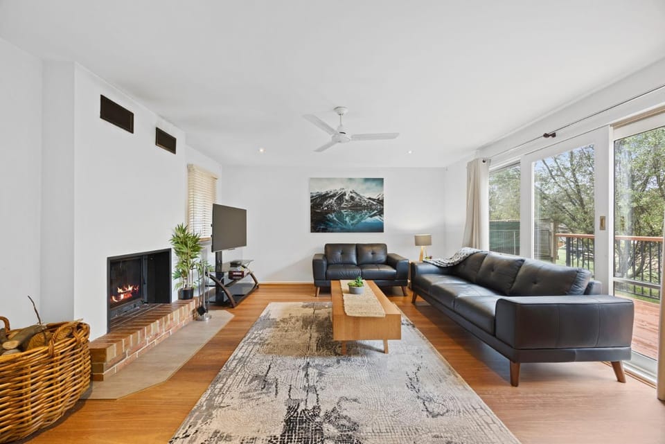Jarrah Lodge - Sleeps 10 - Merrijig House in Merrijig