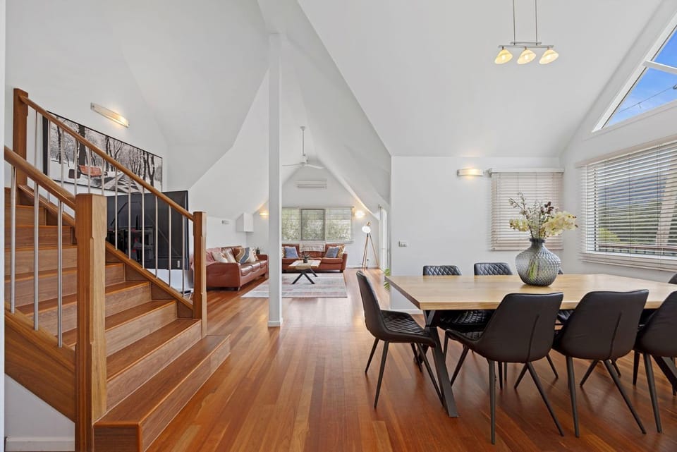 Jarrah Lodge - Sleeps 10 - Merrijig House in Merrijig