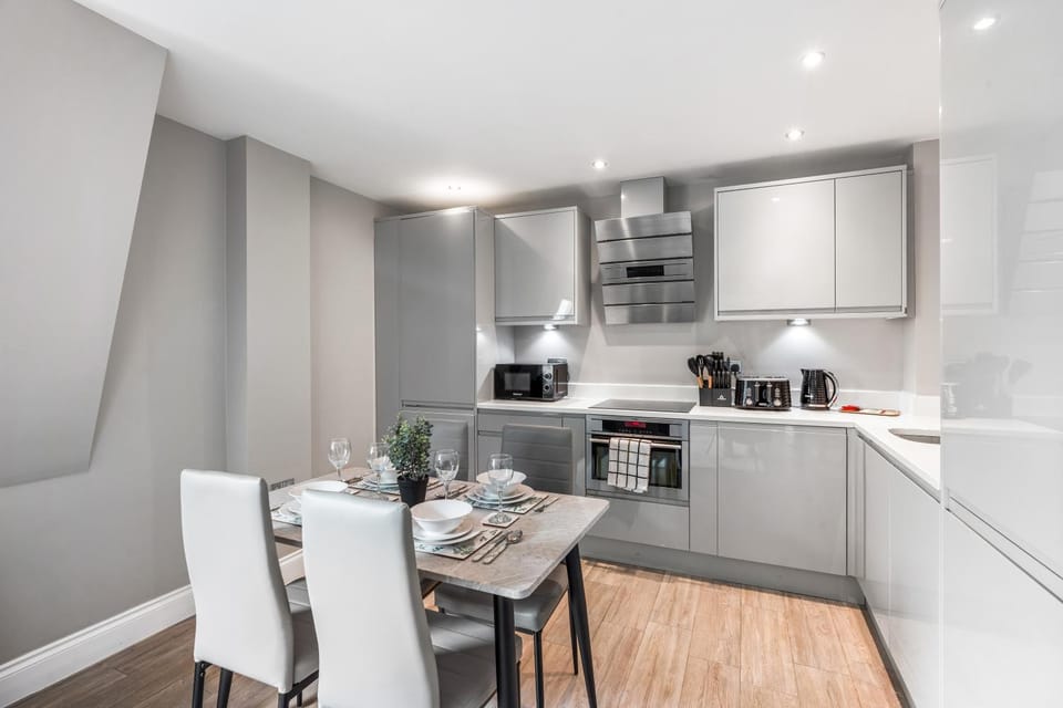 Kitchen or kitchenette, Dining area