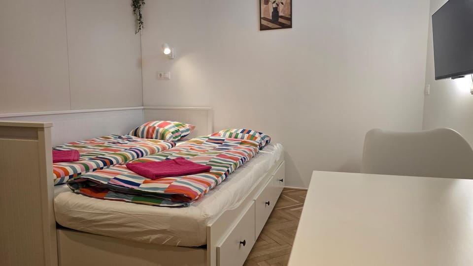 Bed, TV and multimedia, Living room