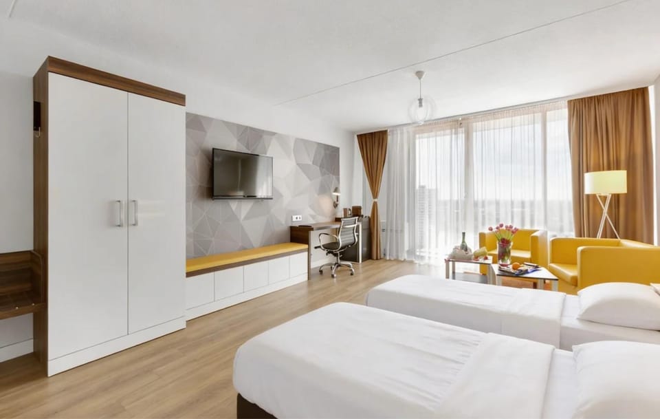 Bed, TV and multimedia, Living room, Photo of the whole room, Seating area, Bedroom, wardrobe