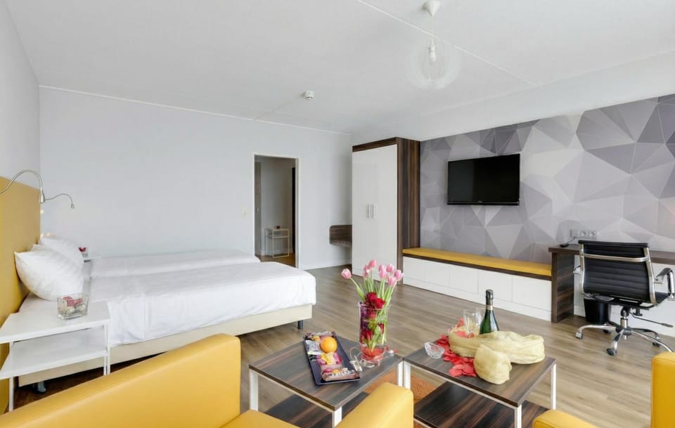 Bed, TV and multimedia, Living room, Photo of the whole room, Decorative detail, Seating area, Bedroom