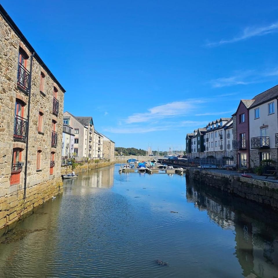 Penryn Quayside Apartment – 1-bed, Fully Equipped Waterside base Apartment in England