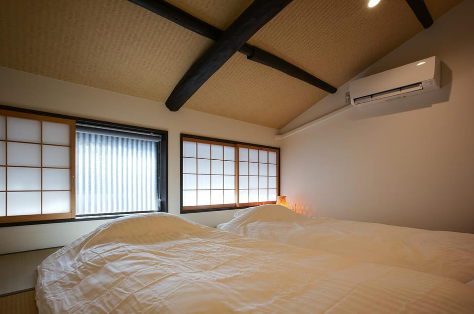 Photo of the whole room, air conditioner