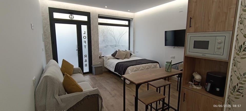 Bed, TV and multimedia, Kitchen or kitchenette, Photo of the whole room, Bedroom, minibar
