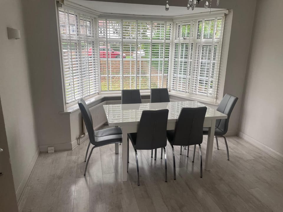 3 Bedroom House Kingston upon Thames House in Kingston upon Thames
