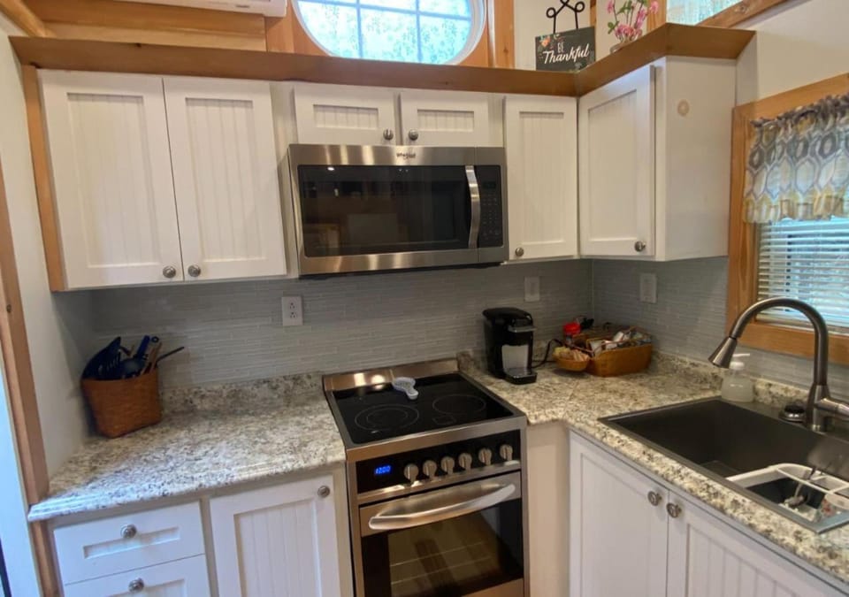 Coffee/tea facilities, microwave, oven, stove, kitchen