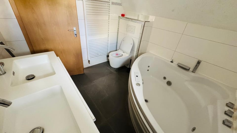 Toilet, Hot Tub, Bathroom, Bath