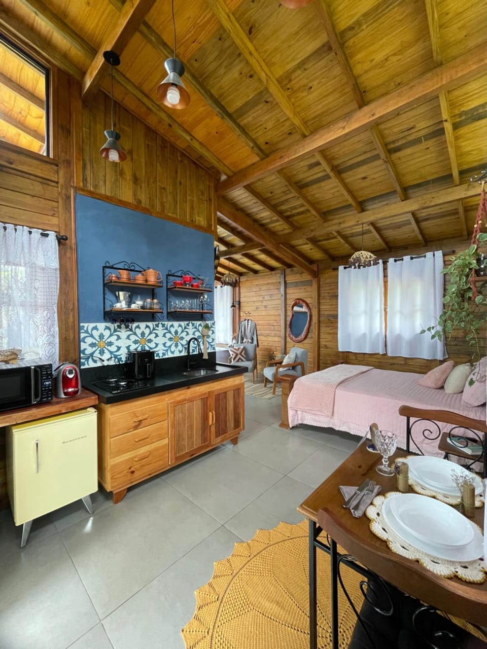 Bed, Kitchen or kitchenette, Photo of the whole room, Dining area, minibar