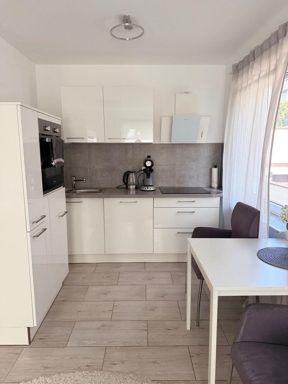 Coffee/tea facilities, Kitchen or kitchenette, Dining area, dishwasher, oven, stove