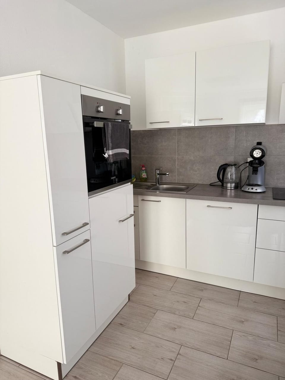 Coffee/tea facilities, Kitchen or kitchenette, oven
