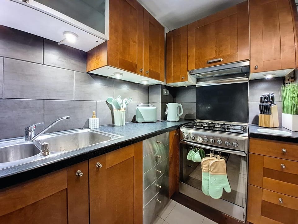 Coffee/tea facilities, Kitchen or kitchenette, stove, toaster
