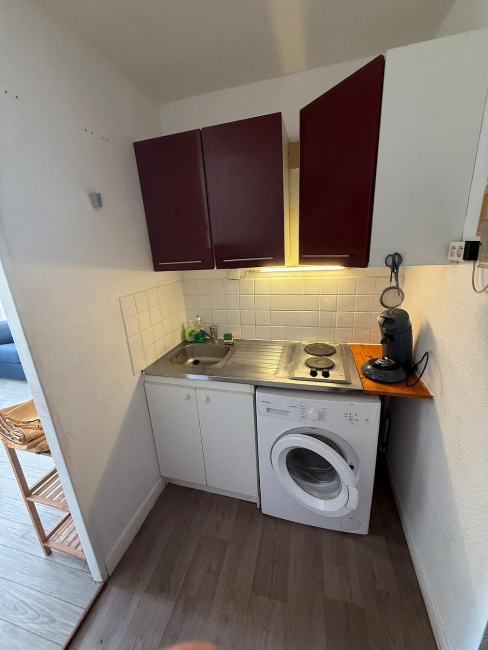 Kitchen or kitchenette, stove, washing machine