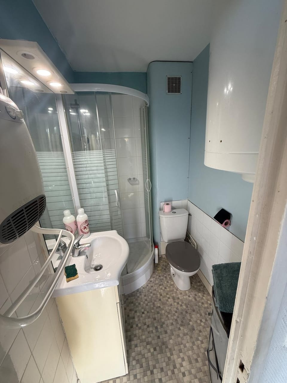 Shower, Toilet, Bathroom, towels