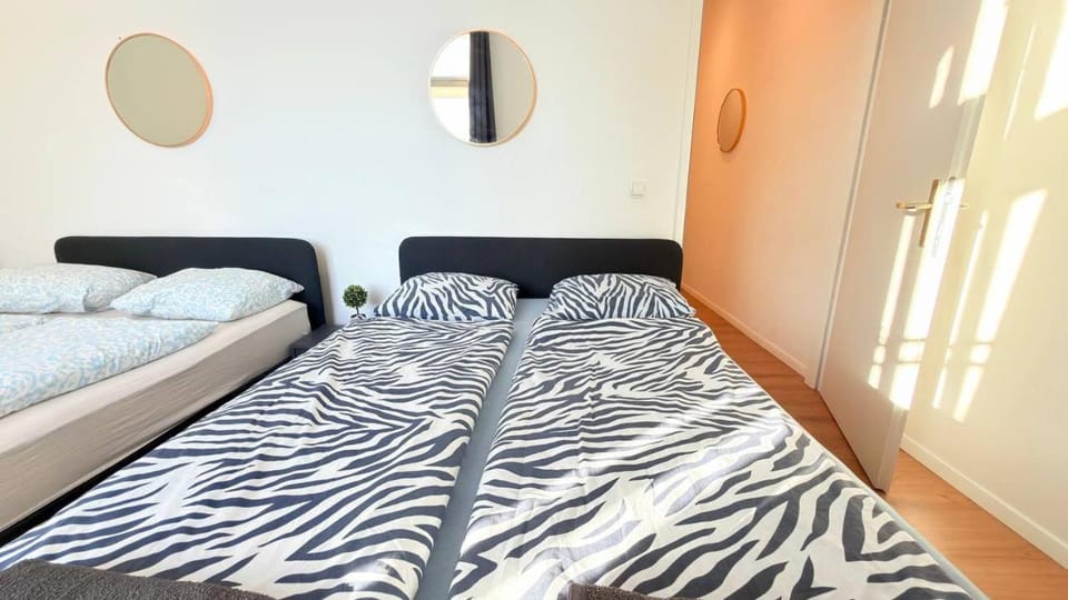 Spacious Apartment for Group Stays - 15 Min from Airport & City Center, 5 Min from Vienna Main-Bus Station EZ11 Apartment in Vienna