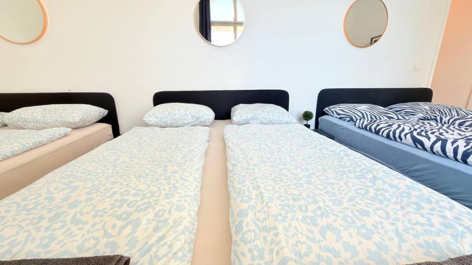 Spacious Apartment for Group Stays - 15 Min from Airport & City Center, 5 Min from Vienna Main-Bus Station EZ11 Apartment in Vienna