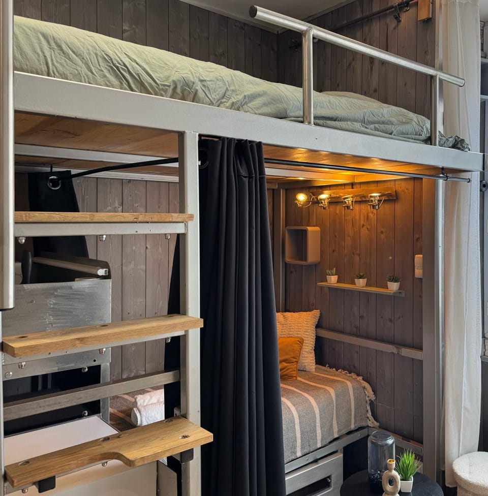 Photo of the whole room, bunk bed, towels