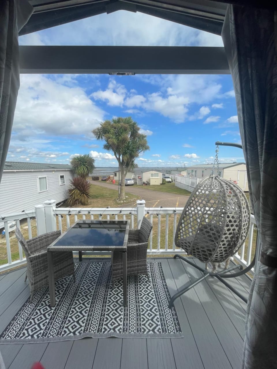 Beautiful caravan at Kent coast with wrap around decking and free WiFi sleeps 6 Apartment in Allhallows