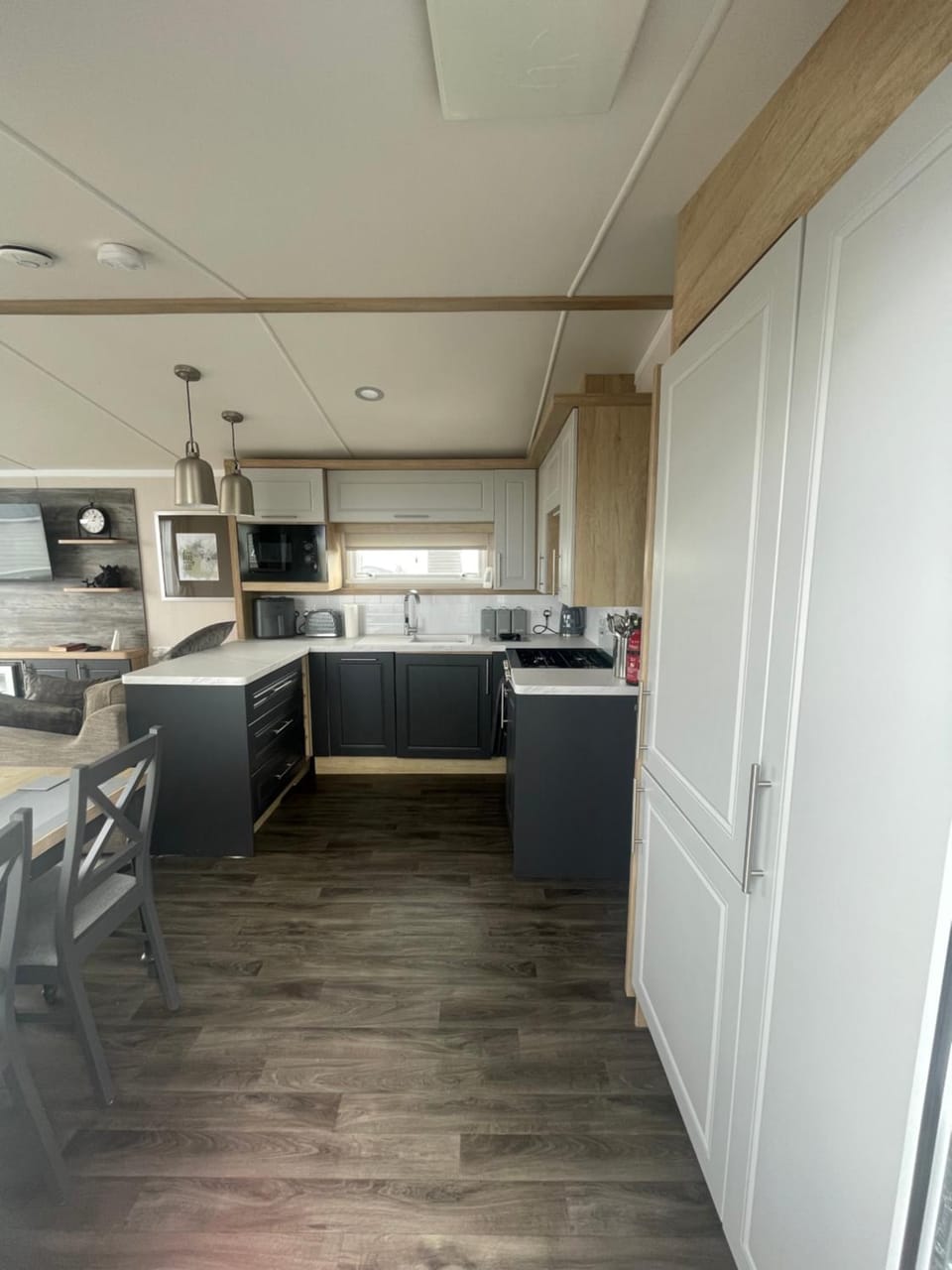 Beautiful caravan at Kent coast with wrap around decking and free WiFi sleeps 6 Apartment in Allhallows