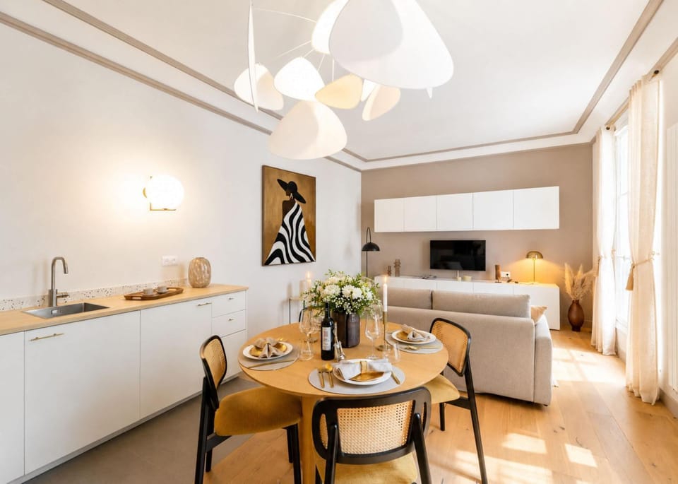 TV and multimedia, Kitchen or kitchenette, Living room, Seating area, Dining area