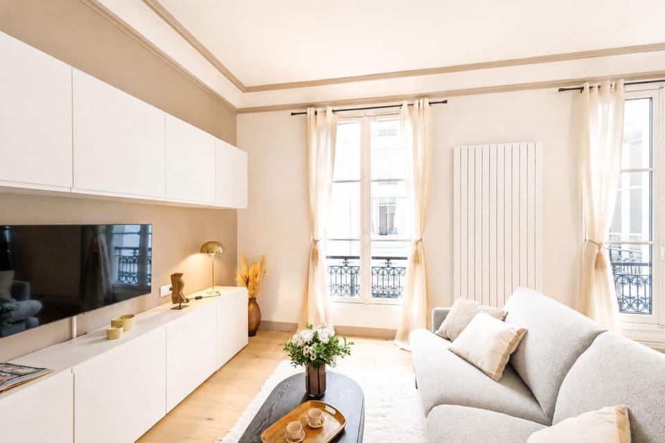 Bed, TV and multimedia, Living room, Seating area