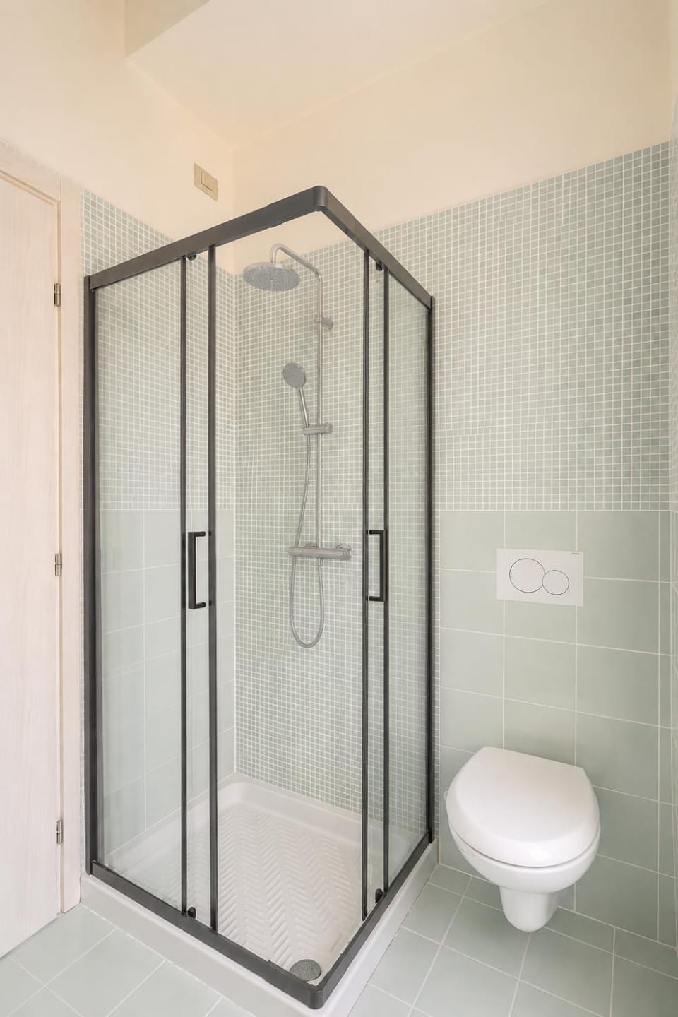 Shower, Toilet