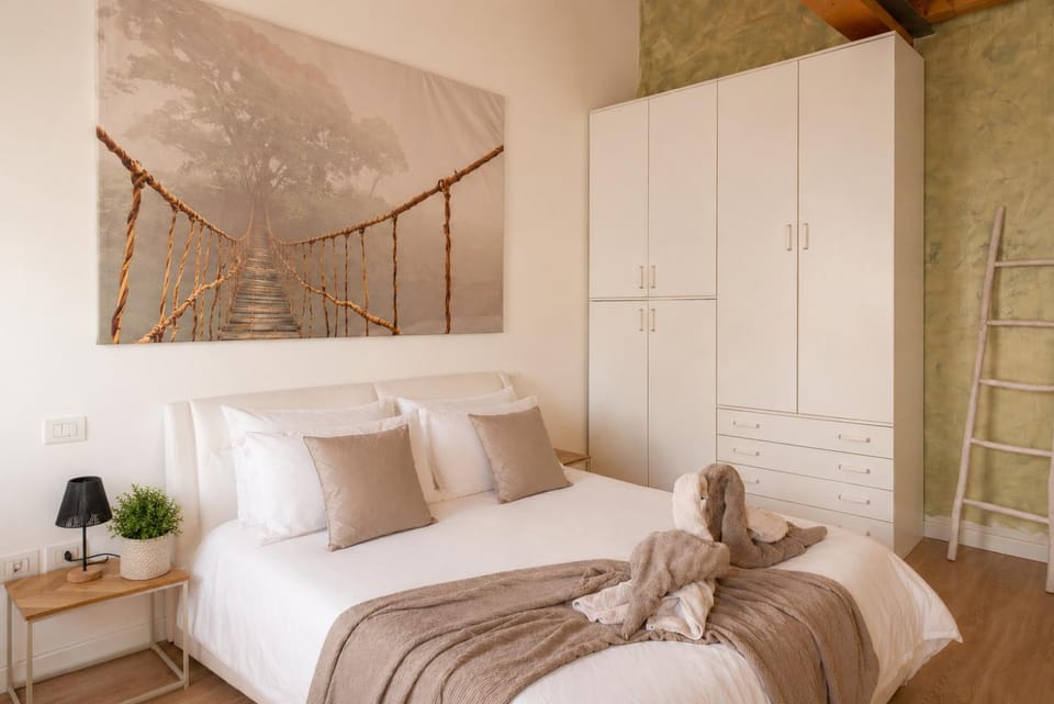 Bed, Floor plan, Bedroom, locker, towels