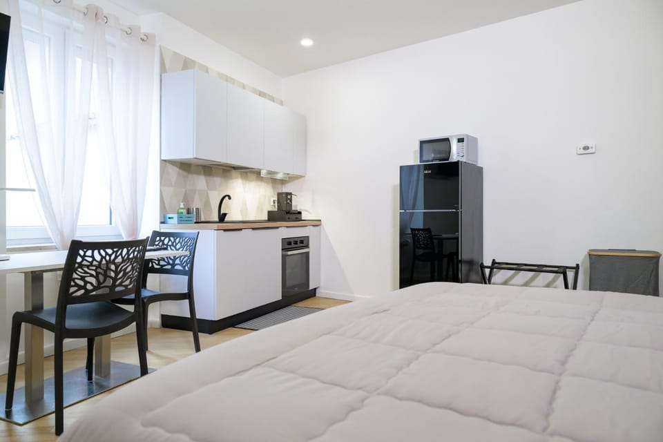 Bed, Kitchen or kitchenette, Photo of the whole room, Dining area, Bedroom, oven