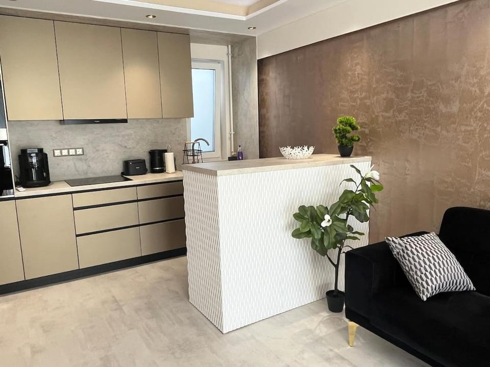 Kitchen or kitchenette, Seating area, minibar
