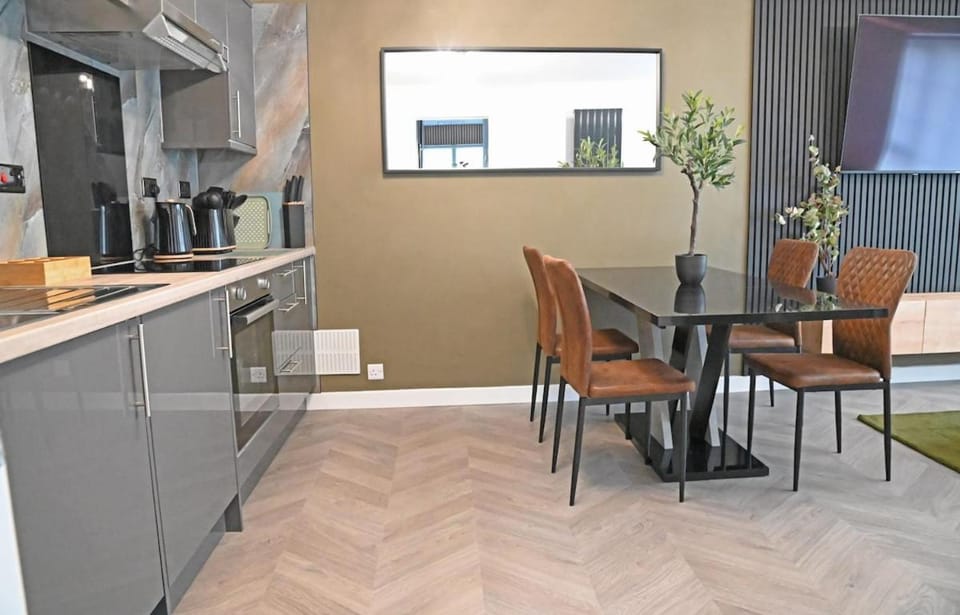 3-Bed in Desirable Mapperley Park Near City Centre Apartment in Nottingham