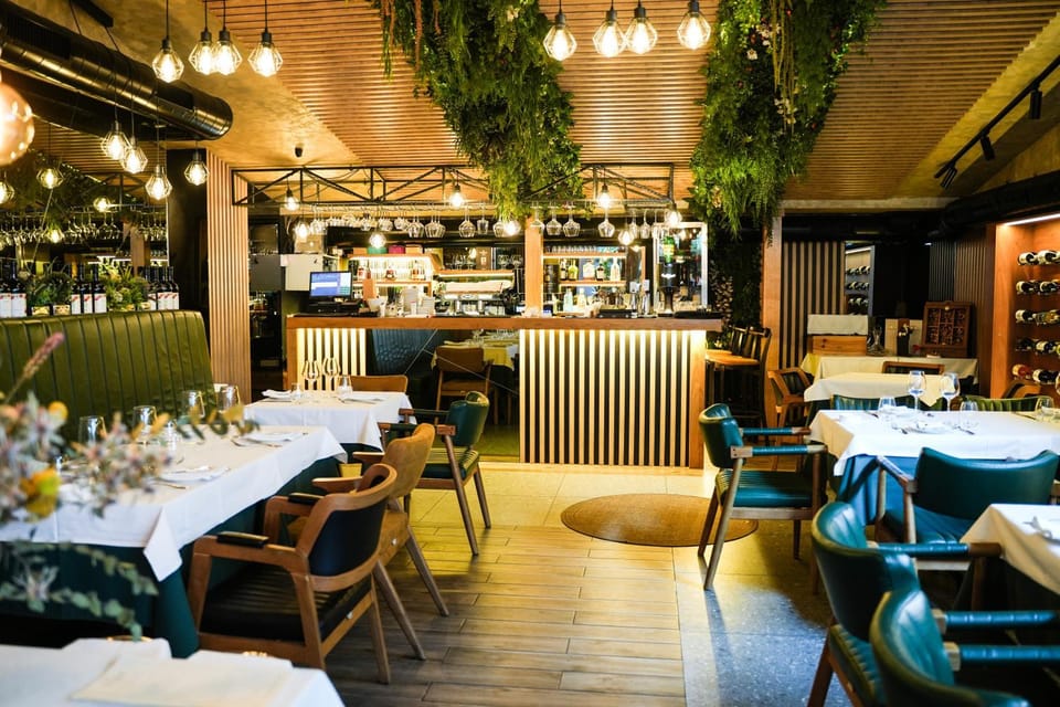 Restaurant/places to eat, Restaurant/places to eat, Garden, Nightclub / DJ, Living room, Lounge or bar, Lounge or bar, Food and drinks, Banquet/Function facilities, Seating area, Drinks