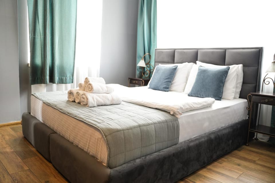 Bed, Bedroom, towels
