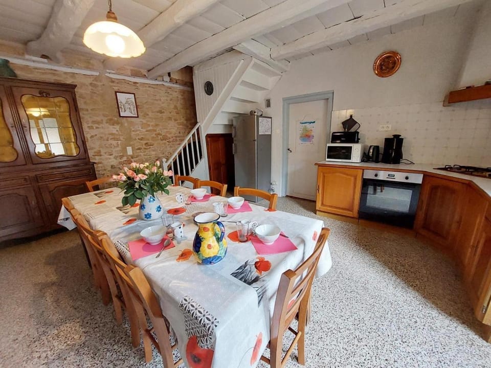 Coffee/tea facilities, Kitchen or kitchenette, Dining area, stove, toaster